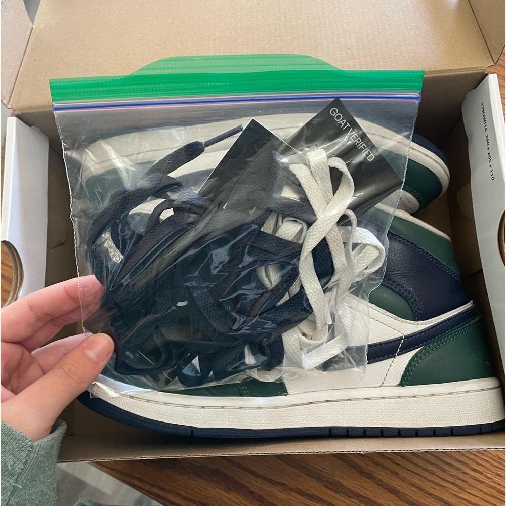 WMNS AIR JORDAN 1 MID SE - Picture 7 of 15